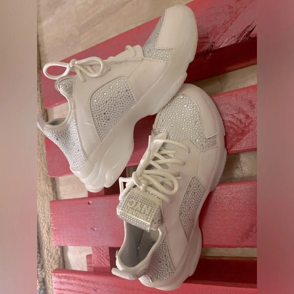 Steve Madden Women's Maxima Sneaker, size 9. - Picture 8 of 11